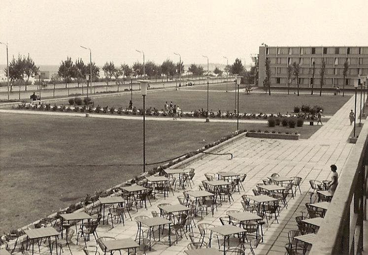 Restaurantterrasse in gepflegter Umgebung