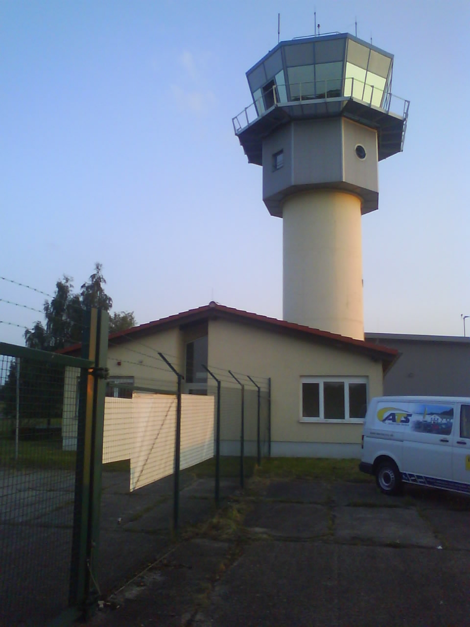 Nochmal  Tower und Haus mit Aufenthalts-und Ruheraum für Allgem. Luftfahrt-Piloten