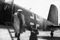 Hitler beim Aussteigen aus seiner Focke-Wulf 200 &quot;Condor&quot;